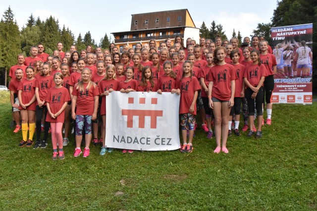 Společná fotka kadetek, st. a ml. žákyň a přípravky Společná fotka kadetek, st. a ml. žákyň a přípravky